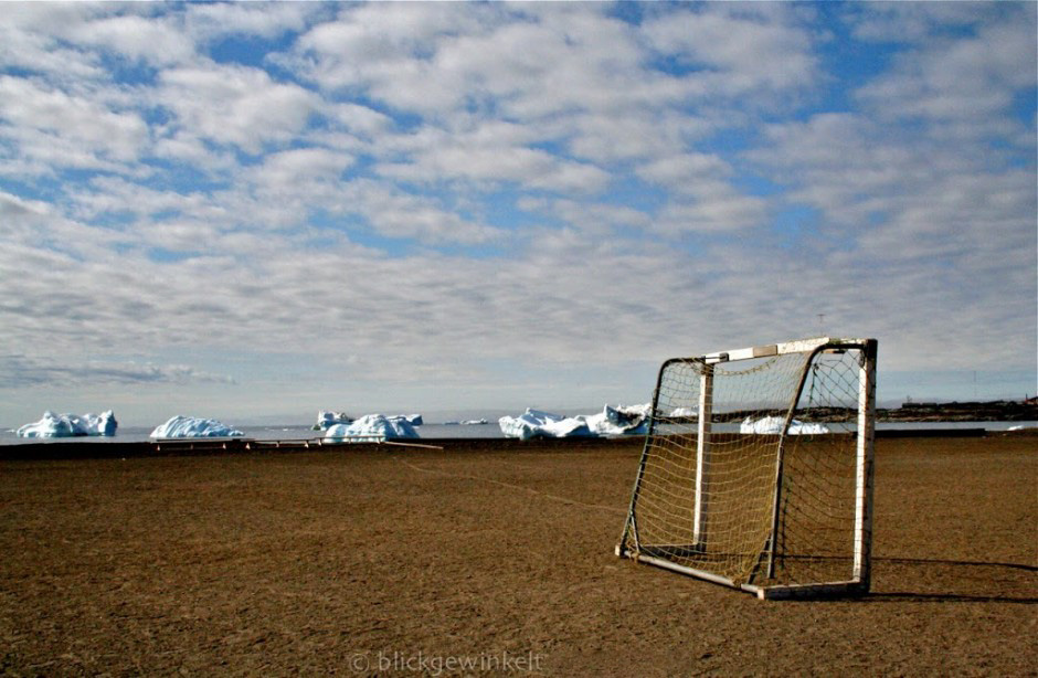 Queqertarsuaq Groenland: Fussballtor mit Bucht und Eisbergen im Hintergrund