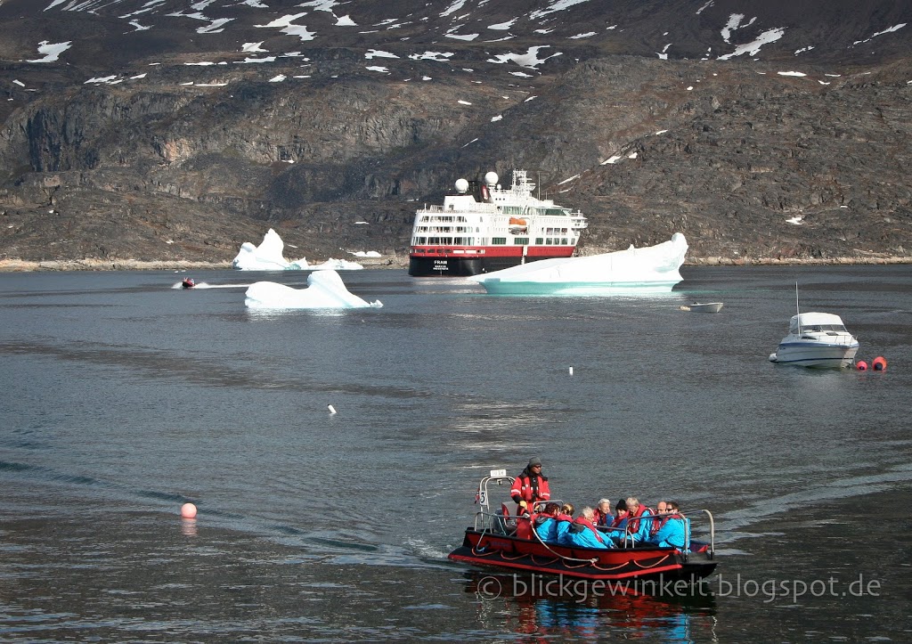 Grönland Kreuzfahrt: Boot zwischen Eisschollen in der Arktis