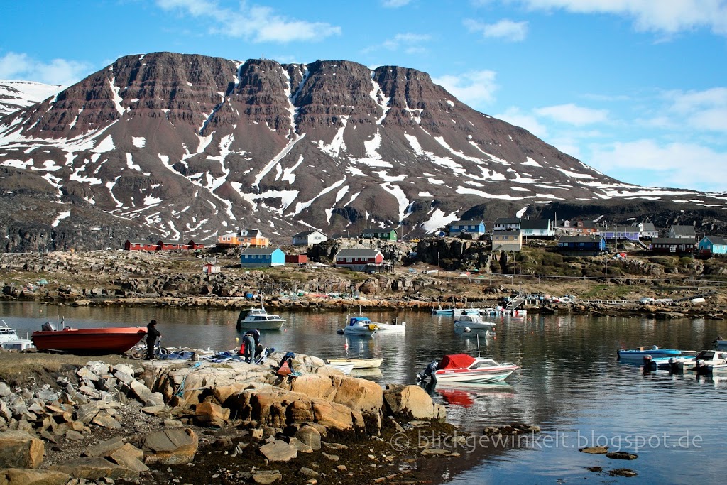Diskoinsel im arktischen Grönland; Berg mit bunten Häusern