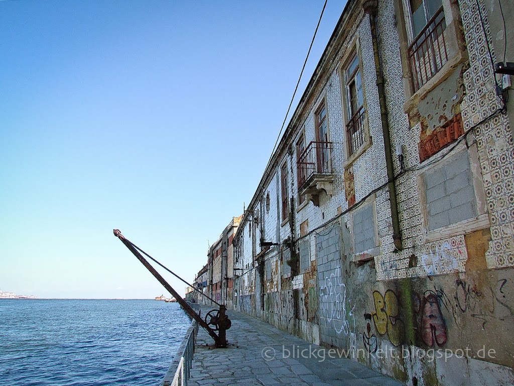 Lissabon - verfallene Häuserfront