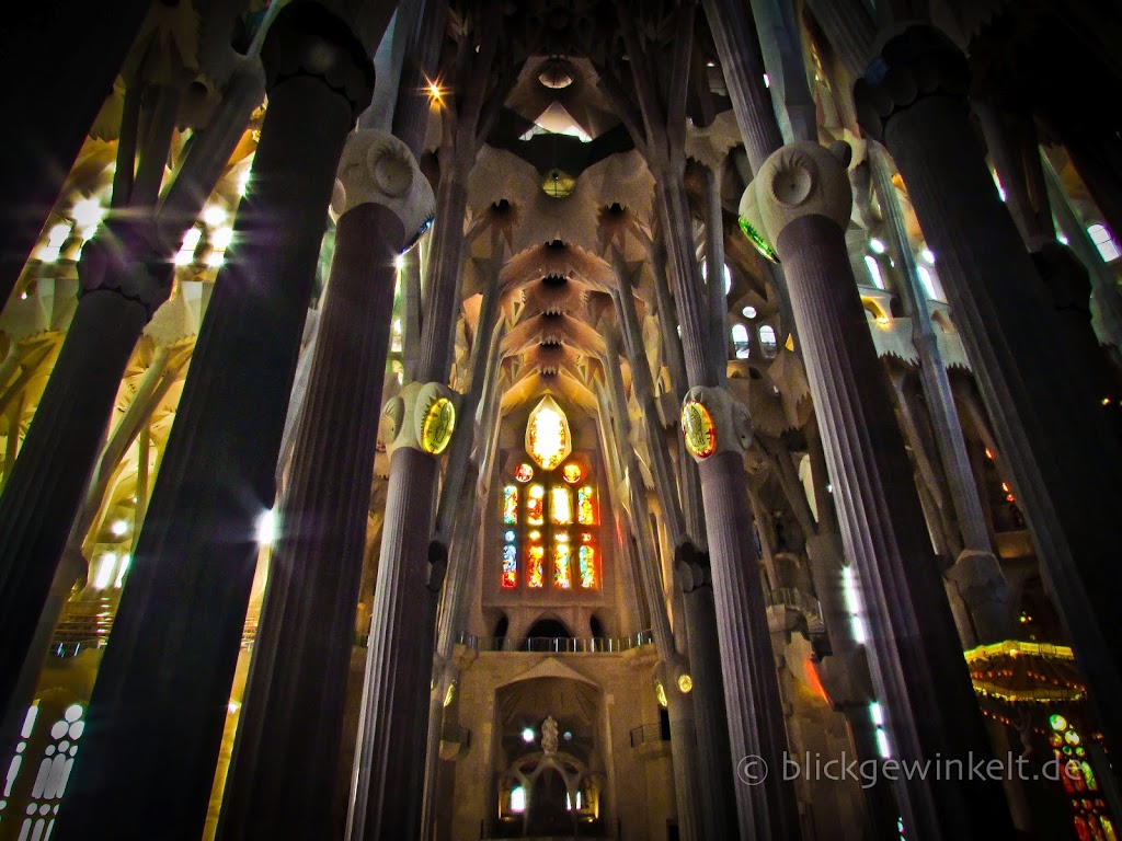 Innenansicht der Sagrada Familia in Barcelona