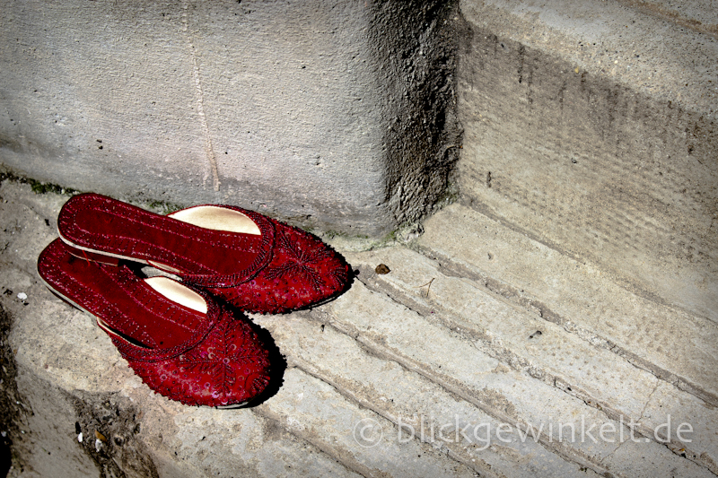 Rote Schuhe auf Treppe