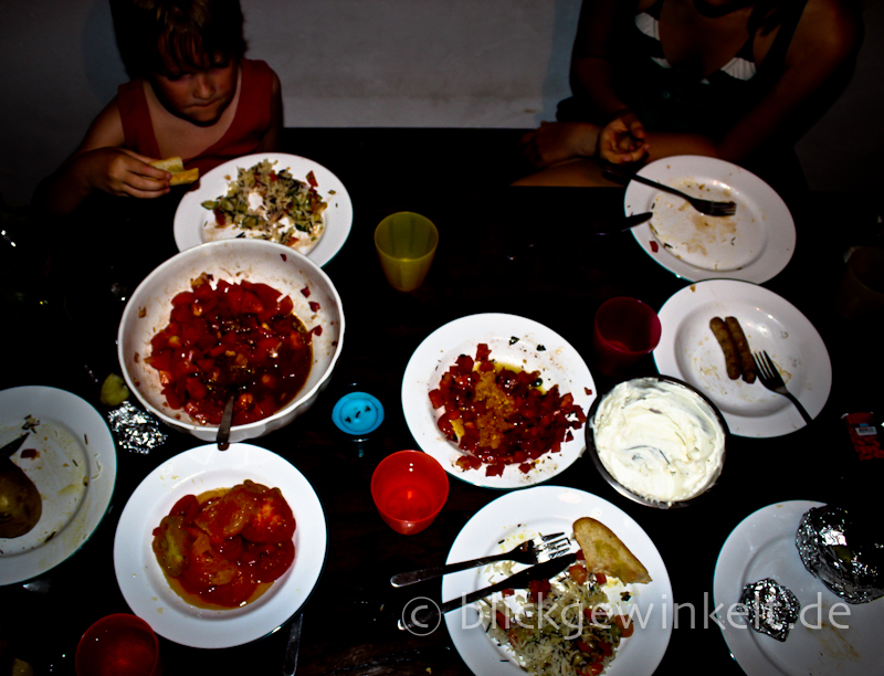 Tisch mit vielen Tellern und Tomaten
