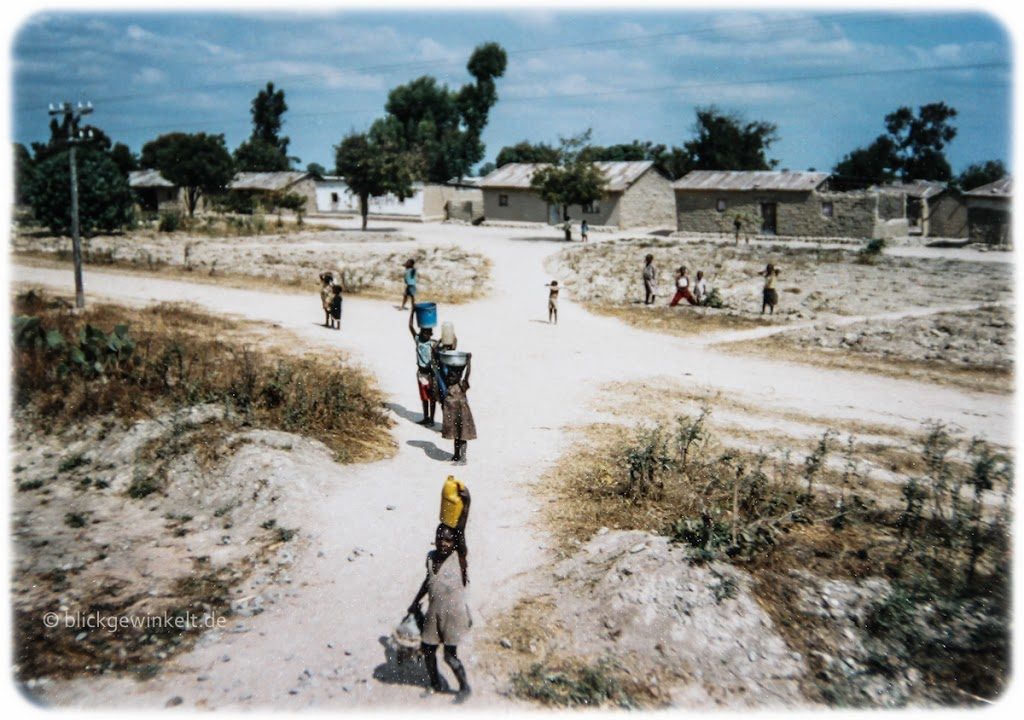 Kinder in Tansania tragen Waren auf ihren Köpfen
