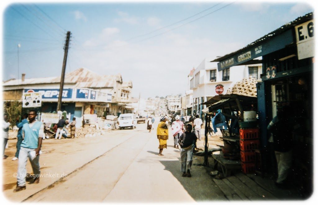 Straße in Dar es Salaam, Tansania