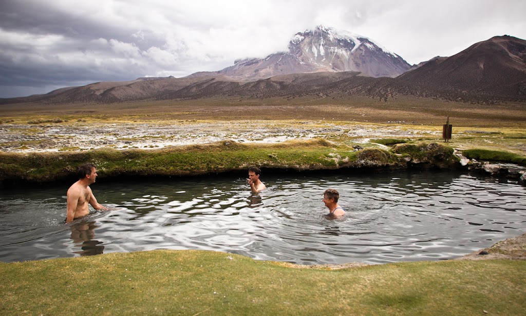 Heiße Quelle in Bolivien vor Vulkanlandschaft