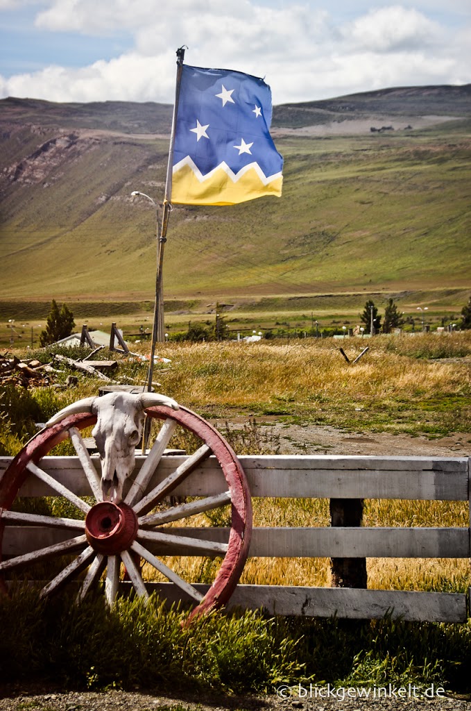 Wagenrad mit Kuhschädel und Patagonien-Flagge