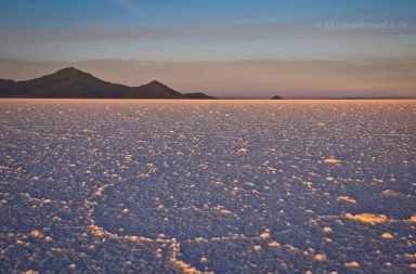 leuchtendes Salz im Sommenuntergang auf dem Salar de Uyuni