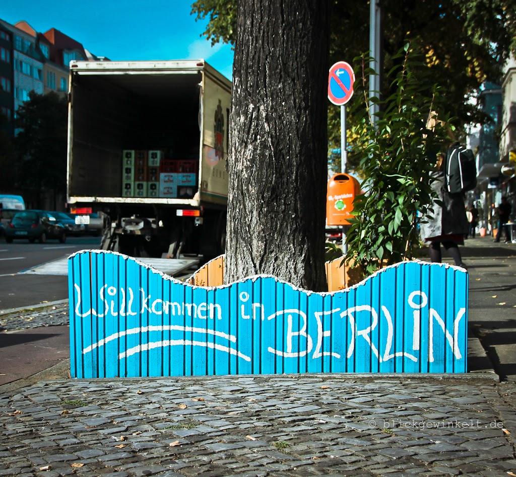 Willkommen-Berlin Schild am Baum