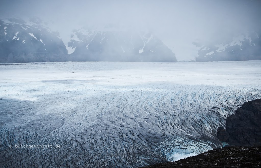 Riesiger Gletscher, graues Eisfeld
