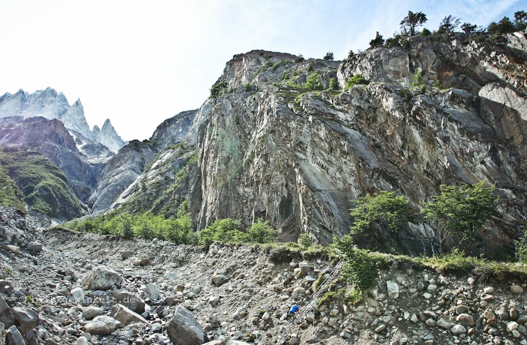 Riesiges Tal mit kleiner Leiter auf dem Circuito Grande im Torres del Paine Nationalpark
