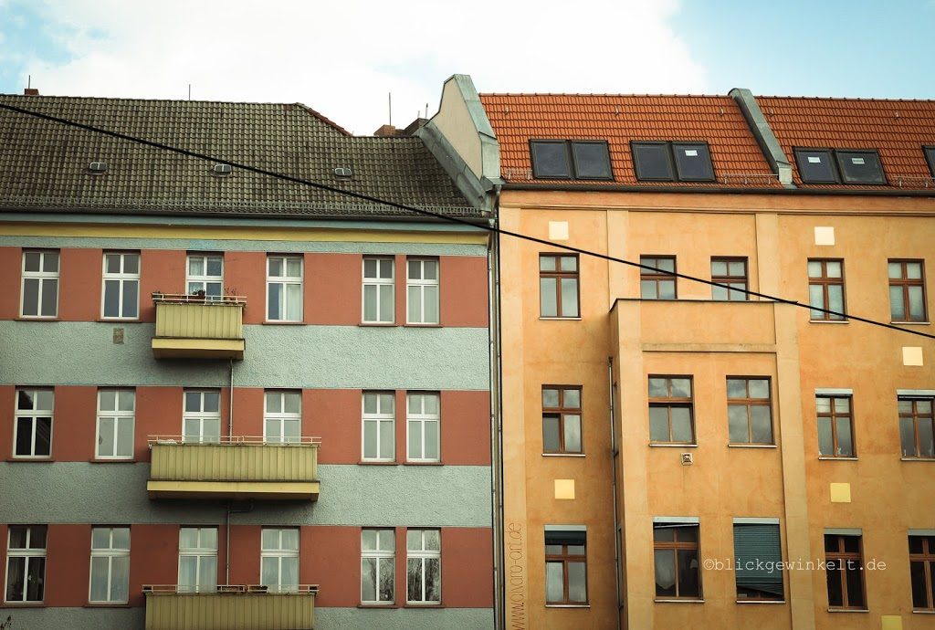 farbige Häuserwand mit Mietwohnungen in Berlin