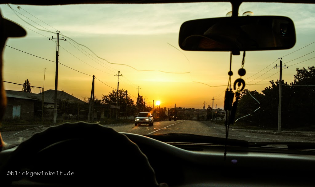 Sonnenaufgang durch Autoscheibe