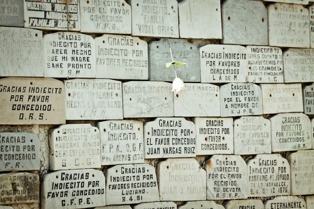 Wunschtafeln am Grabstein des unbekannten Indianerjungen