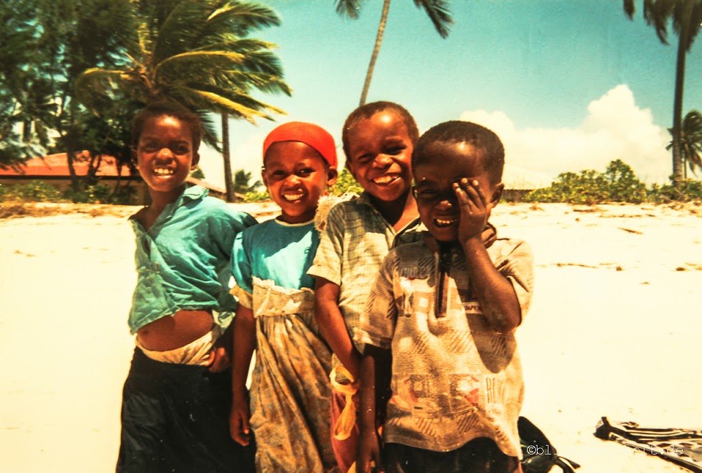 Kinder am Strand Zanzibars