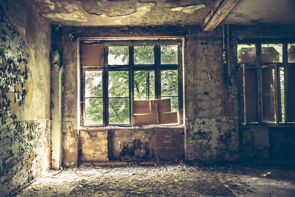 Raum mit kaputtem Fenster in Beelitz Heilstätten