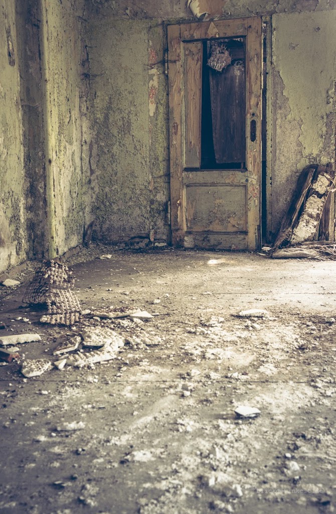 Lost Places: Raum mit kaputten Wänden in Beelitz Heilstätten