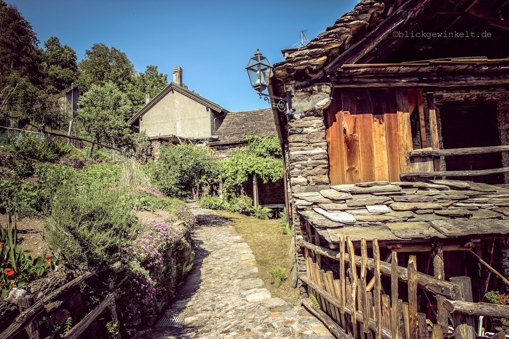 Alte Steinwege mit altne Steinhäusern im Piemont