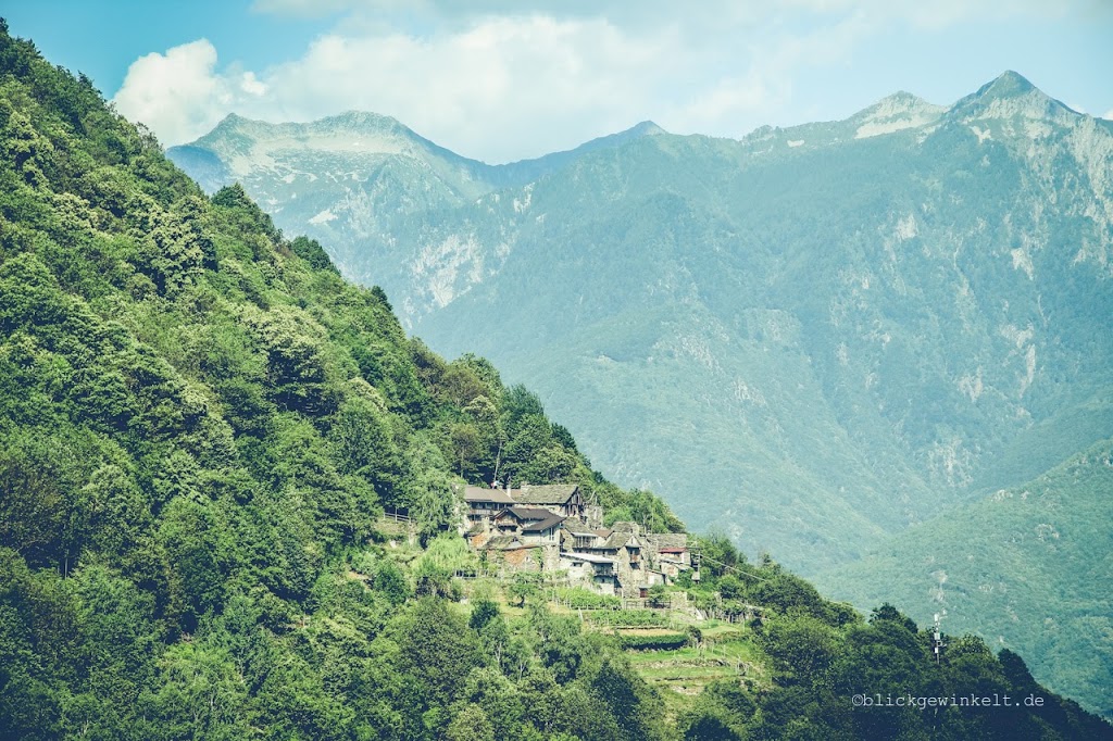 Dorf in den Bergen im Piemont, Norditalien