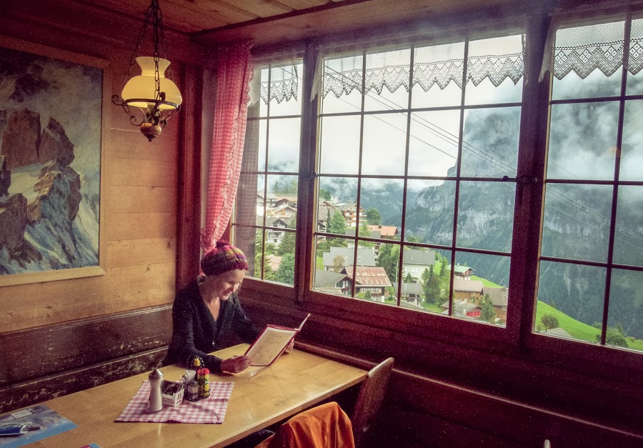 Blick im Restaurant auf Eiger, Mönch und Jungfrau