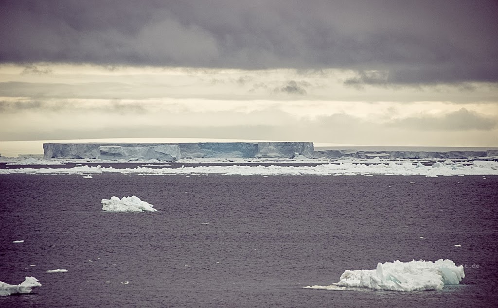 Reise in die Antarktis: An riesigen Eisschollen vorbei
