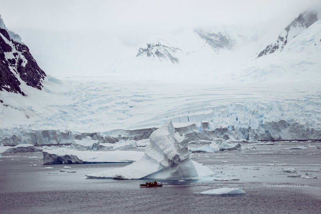 Antarktisches Festland mit Boot davor: Antarktis-Reise