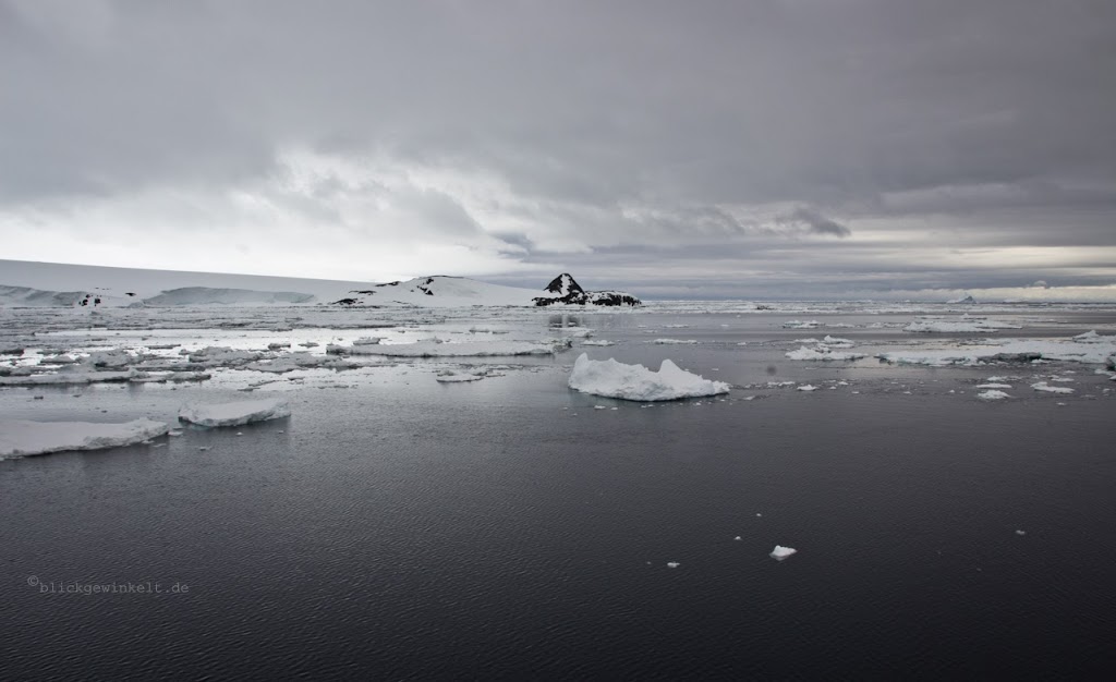 Graues Wasser in der Antarktis