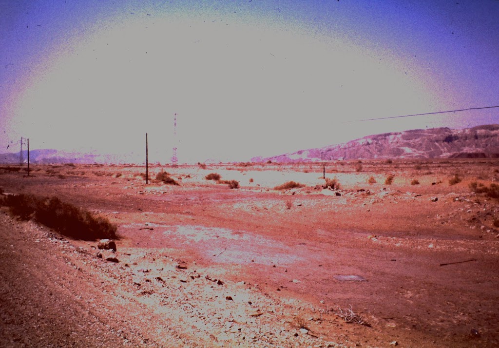 Völlig überbelichtetes Bild eine Sonnenaufgangs in der Negev Wüste. Oder ein Atombombentest, wer weiss.