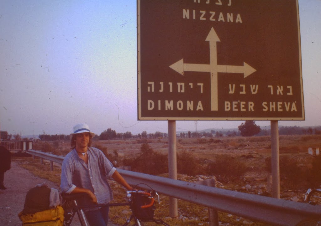 Zweisprachige Strassenschilder in Israel. Yeah!