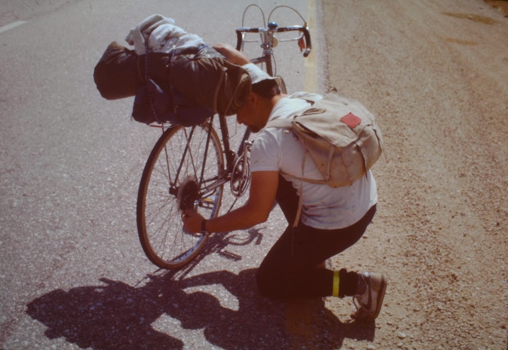 Ad-hoc Fahrrad-Reparatur in der Wüste.