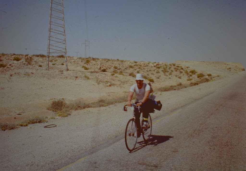 Einsamer Radfahrer in der Wüste.
