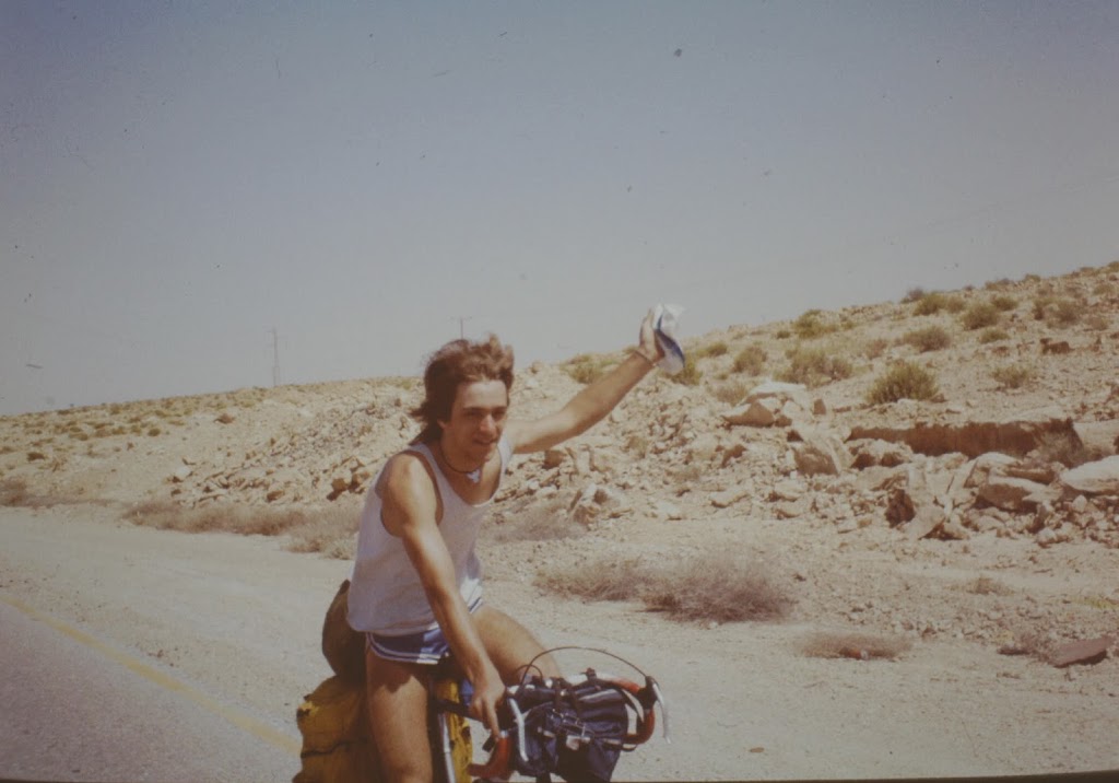 Der andere einsame Radfahrer in der Wüste. In Hot-Pants. 
