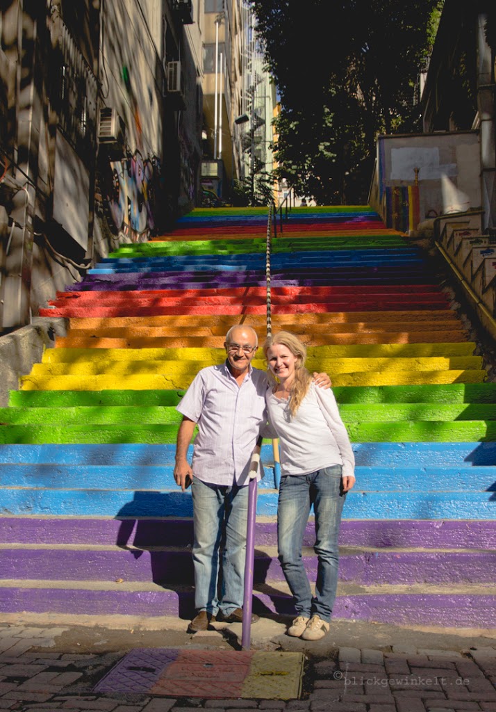 Die schönste Begegnung in Istanbul: Hüseyin Çetinel und ich vor seiner Regenbogentreppe