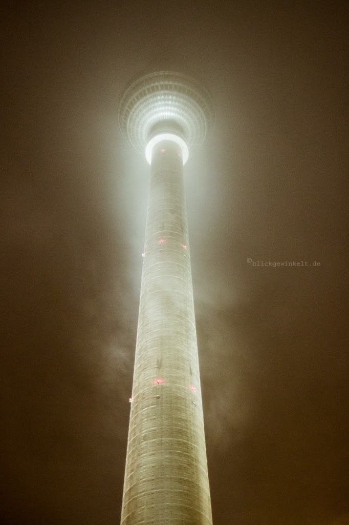 Berlin Alexanderplatz Fernsehturm bei Nacht im Nebel