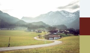 Tiroler Dorf in den Kitzbüheler Alpen