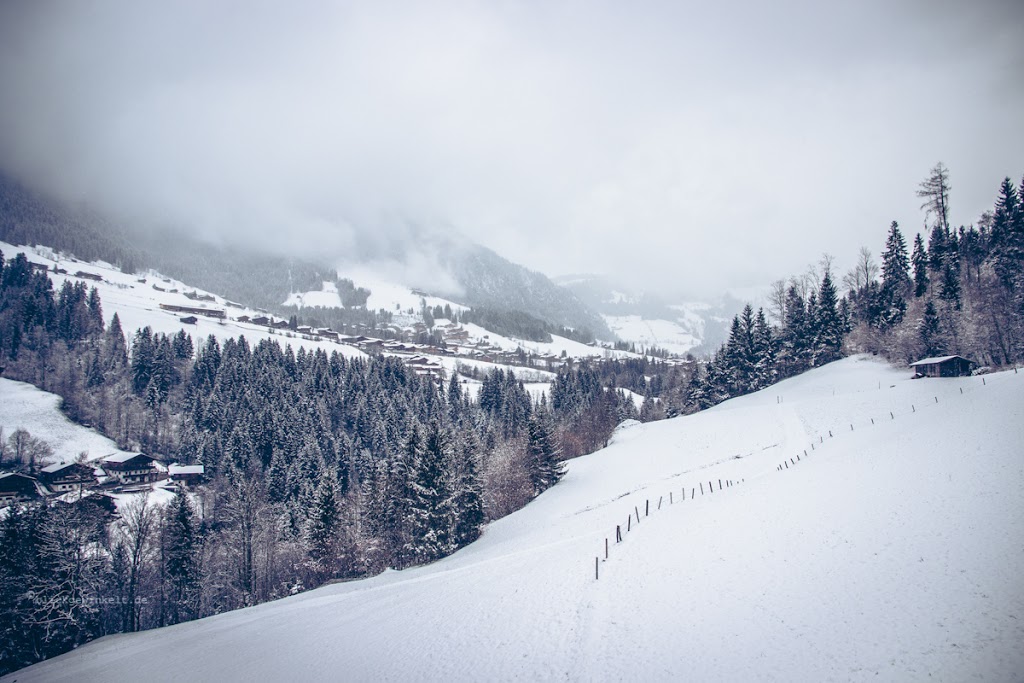 Blick ins verschneite Alpbachtal