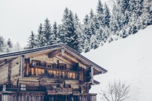 Österreichischer Bauernhof, Holzhaus im Schnee