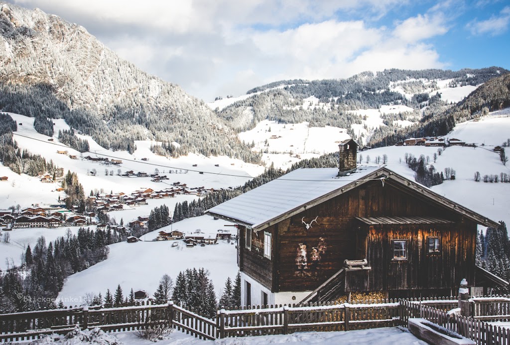 Blick ins verschneite Alpbachtal in Tirol