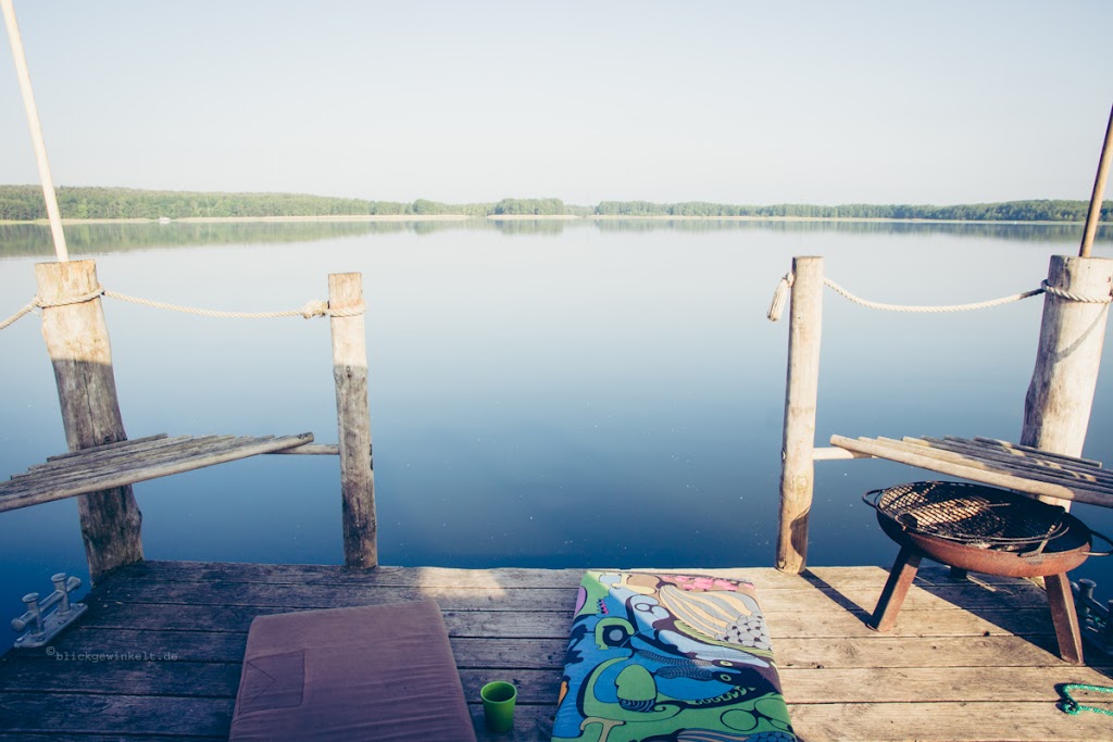 Floßurlaub: spiegelglatter See am Morgen
