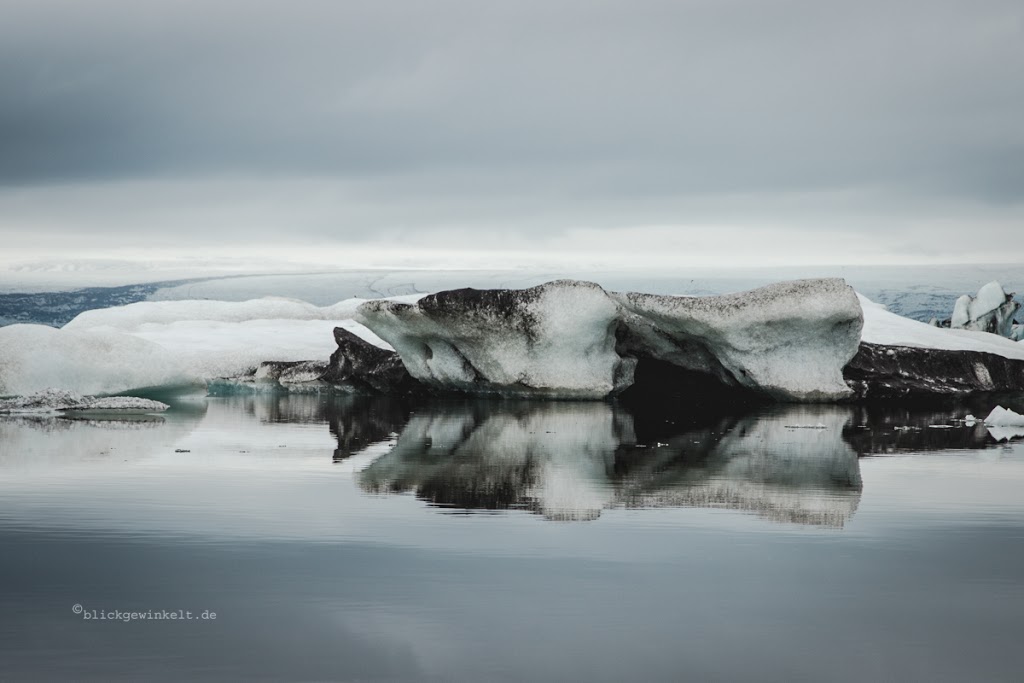 schwarz-schmutziges Gletschereis in der Bucht Jökulsarlon.
