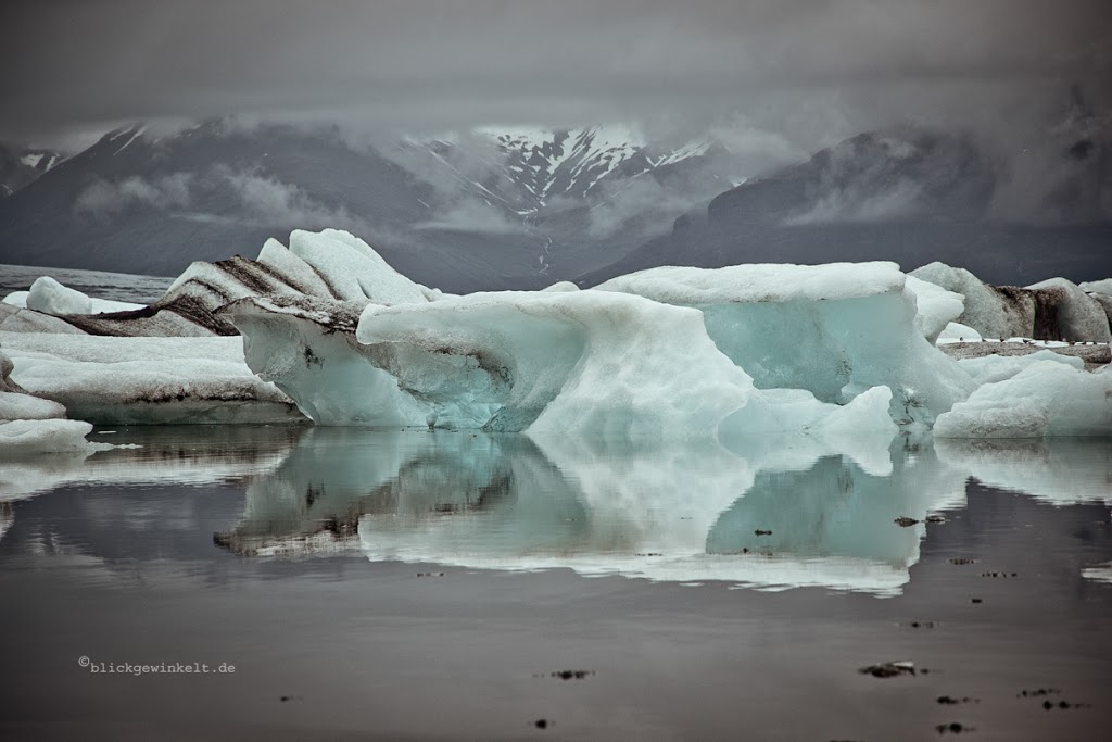Gletschereis, kleine Eisberge in der Bucht Jökulsarlon