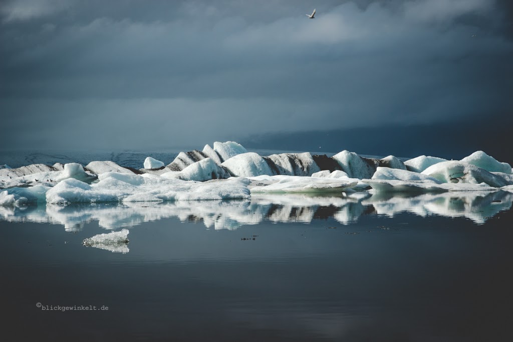 Gletschereis, kleine Eisberge in der Bucht