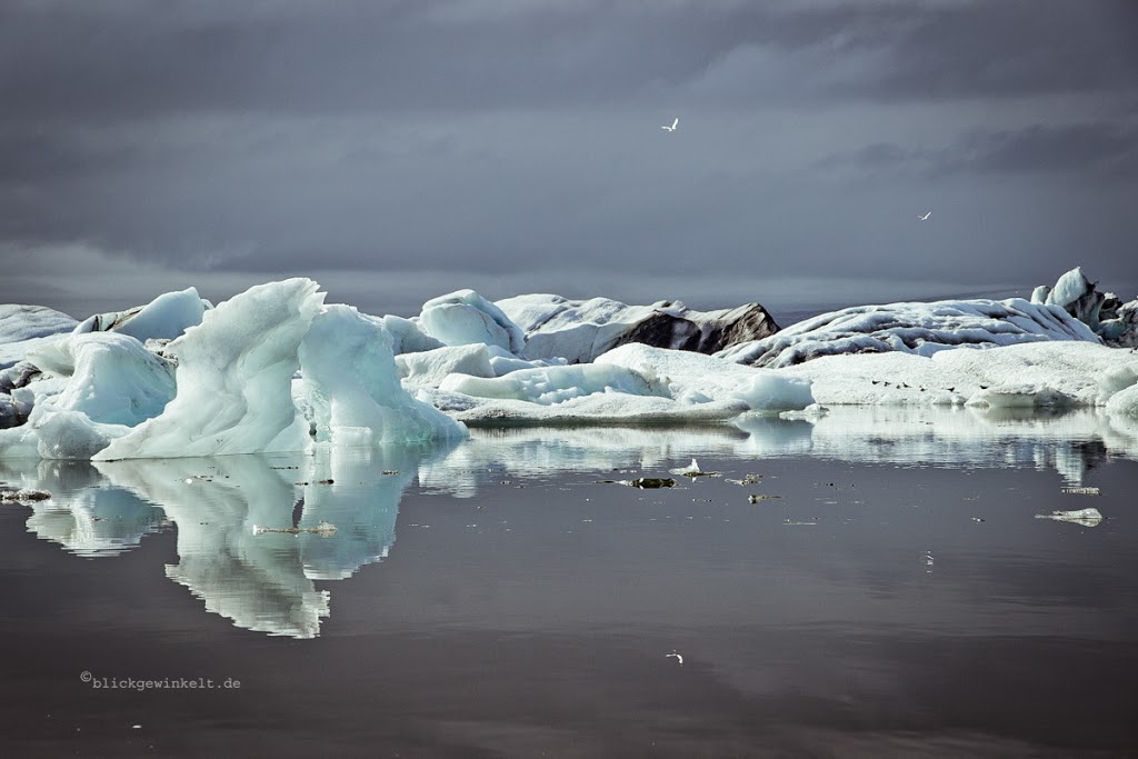 Stilles Wasser und Eisberge in der Bucht Jöjulsarlon