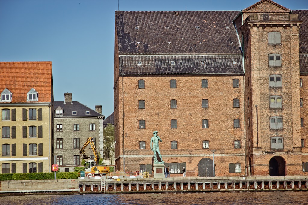 Altes Haus Kopenhagen mit Statue Michelangelo