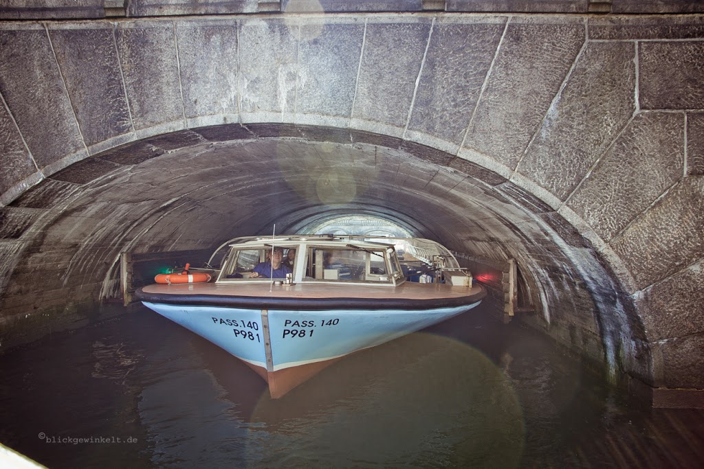 Boot in engem Tunnel