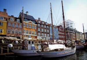 Ansicht Häuserfassaden und Segelboote am Nyhavn, dem alten Haven Kopenhagens
