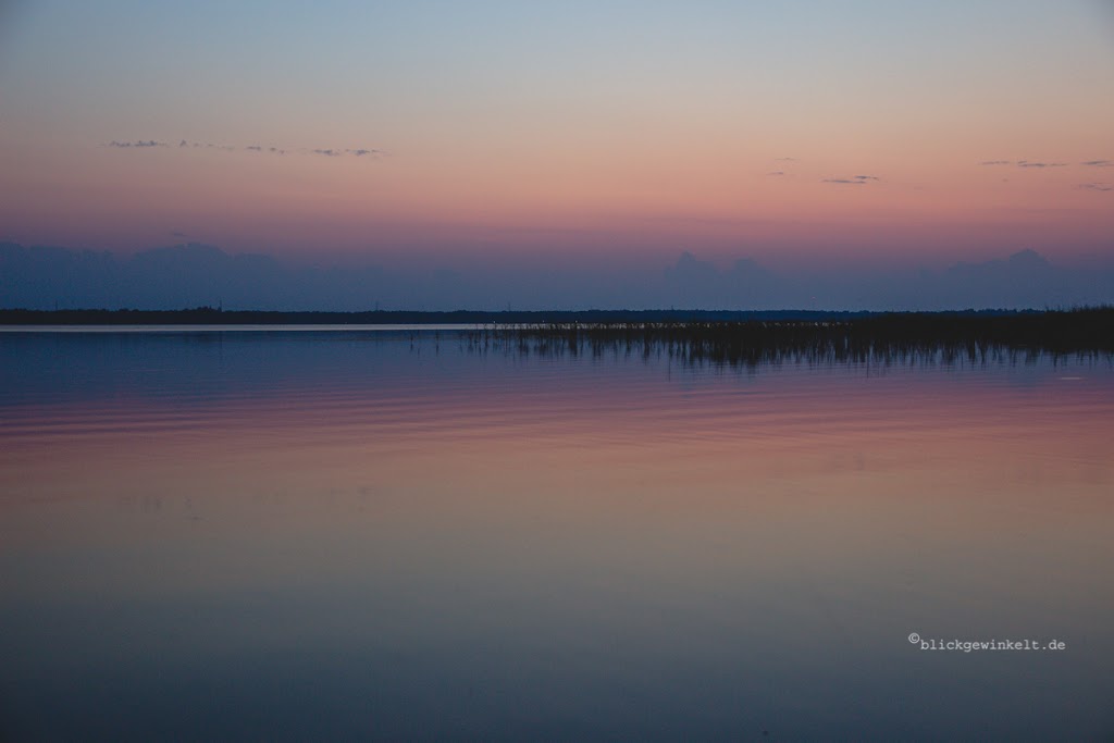 Sonnenuntergang über einem See in Smaland