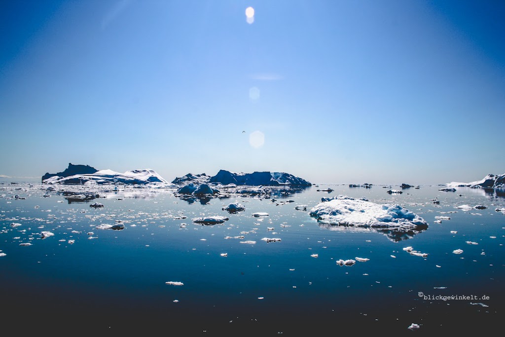 Grönland Reise: glattes Meer mit Eisbergen