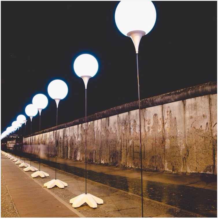 Lichtgrenze Berlin: beleuchtete Ballons entlang der Mauer