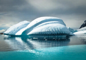 Skurrile Eisskulptur in der Antarktis